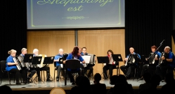 2022-04-12 Alapítványi esten a Harmonika-zenekar